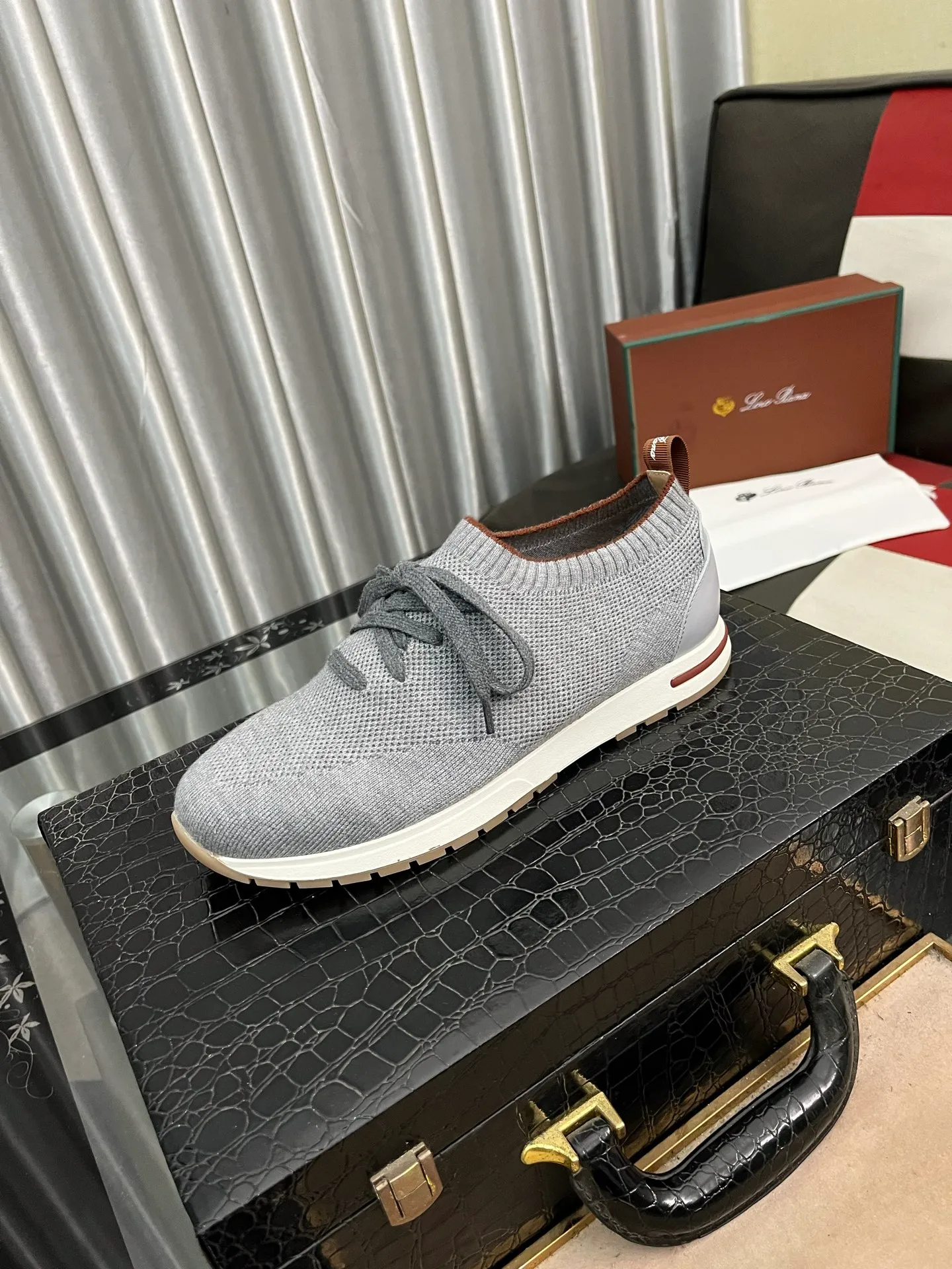 Men's shoes 💰420⌚️⌚️ (loro piana) new moccasin shoes official website original 1:1 mold opening, original quality 💯 fine workmanship, high-end luxury ☘ The upper is made of original waterproof treatment breathable fly-woven suede 🌴 luxury 🐂 leather lining 🍓 rubber wear-resistant outsole, size 38-44 (size 45 can be customized) 5️⃣ colors available